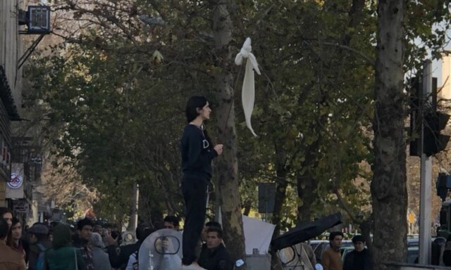 Hylles som helt etter sin stille protest.Nå skjelver Irans ledere